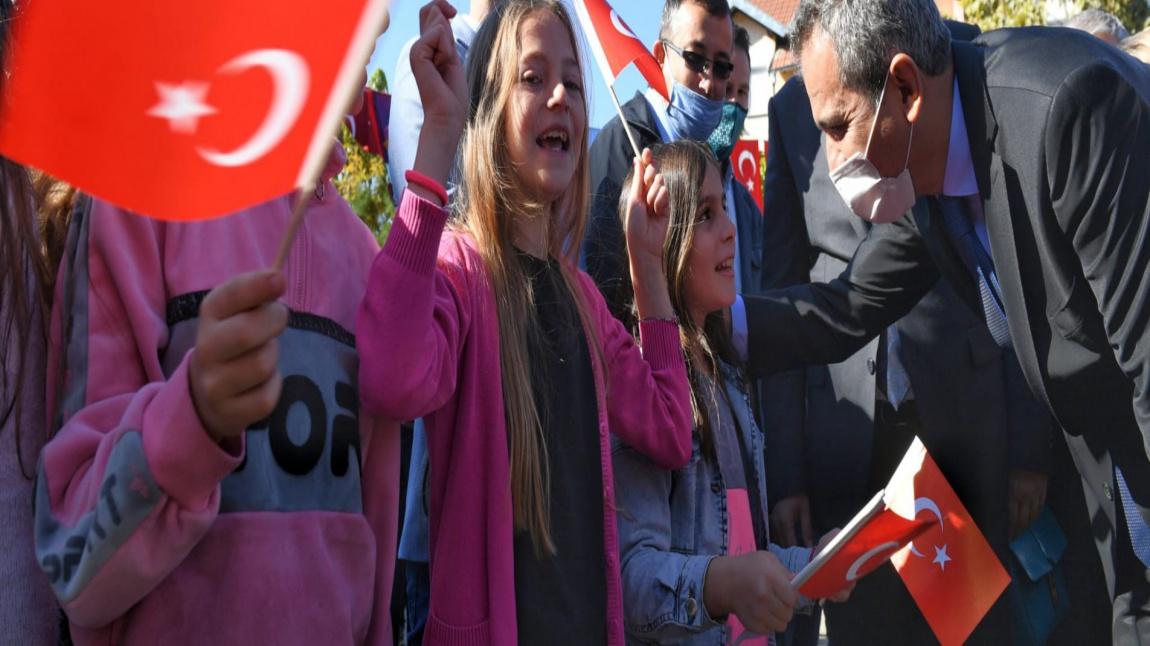 BAKAN ÖZER, KOSOVA'DA EĞİTİM GÖREN TÜRK ÖĞRENCİLERLE BULUŞTU